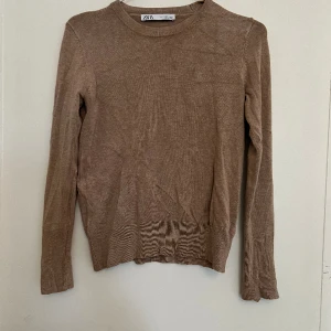 Stickad tröja Zara - Jättefin, varm stickad tröja från Zara. Guldiga detaljer vid ärmarna