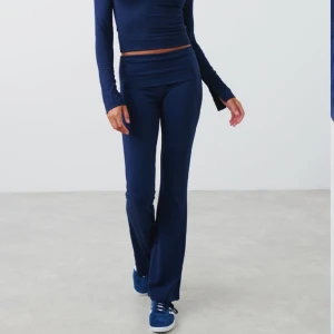 Yoga pants - Yoga pants från gina tricot Stl L endast använda ett fåtal gånger, inga defekter förekommer.