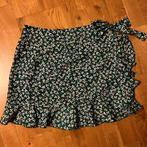 Omlottkjol från Shein💚 - Fin grön omlottkjol med volang från Shein, storlek M. Prisförslag. Frakt tillkommer 