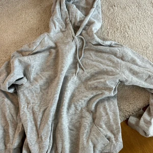 Hoodie  - Fint skick, använd. Rensat garderoben och vill bli av med. Strl s