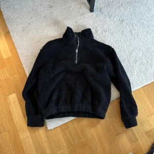 Super fin Teddy,polo tröja  - Fint skick. Inte så mkt använd. Vill bli av med Nypris 299 Minns inte vart jag köpt 