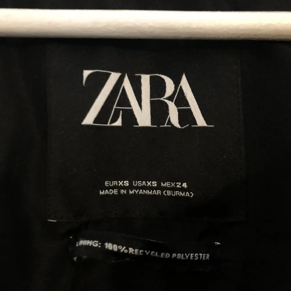 Beige vinterjacka från Zara. Storleken är mer en S/M. Jackor.