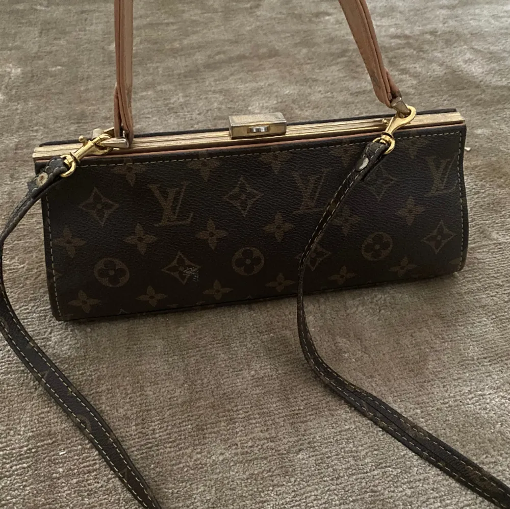 En brun Louis vuitton väska, som har två band. Inte använd många gånger🤎. Väskor.