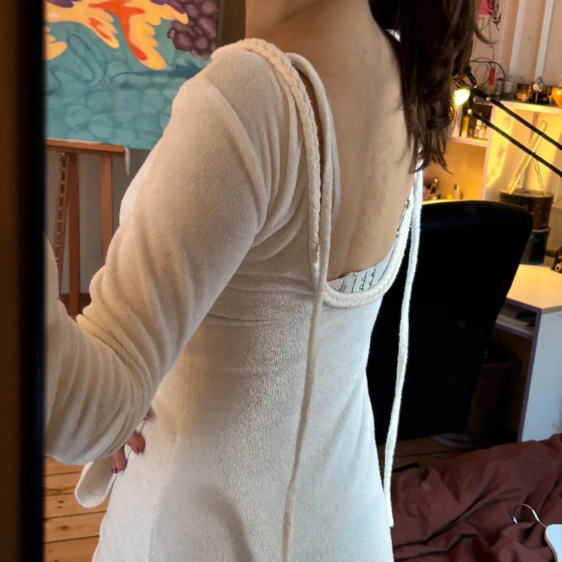 Vit klänning med öppen rygg  - 90