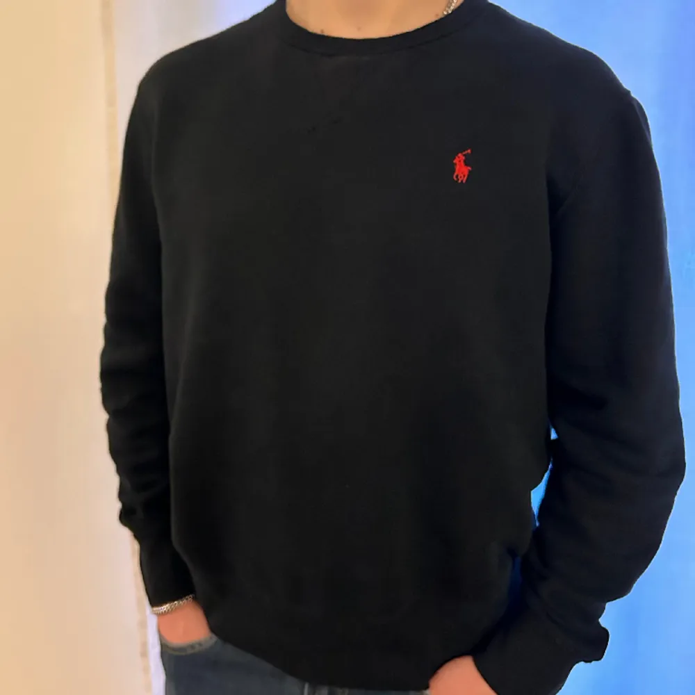 Säljer denna sköna sweatshirt från Ralph lauren.  Sparsamt använd Nypris: 2000kr . Tröjor & Koftor.