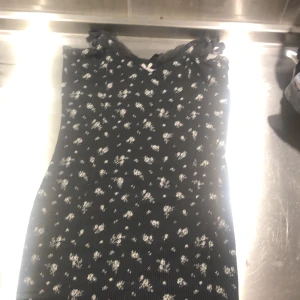 Klänning  - En svart vit klänning som köptes denna sommaren men som är för liten för mig. Om ni vill ställa feågor är det bara att höra av sig ❤️