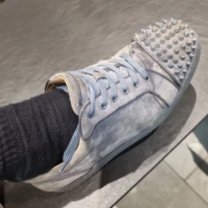 Använda loubitin  - Dom är ganska använda der är därflr jag säljer. Kvitto finns använda ca 1 år.  Min safe pay funkar inte kan tänka mig en delbetalning när jag skickar och sen resten när de kommer fram. Oris kan diskuteras 