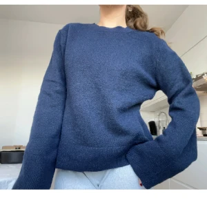 stickad tröja  - HELT slutsåld mörkblå stickad tröja från HM💗 passar typ alla storlekar  då den är lite mindre,  och oanvänd