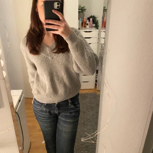 Stickad tröja - Snygg stickad tröja med v-ringning. Säljer då den är lite liten för mig. Står s men tror att den även passar xs. Skriv privat för fler bilder eller frågor!😊🩷