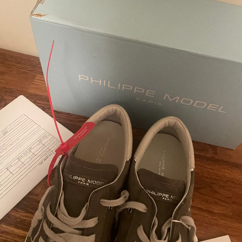 OBS: INGA BYTEN | Philippe model skor i extremt eftertrakad modell | Storlek: 45 | Sprillans nya! | Box och orderbekräftelse finns!  . Skor.
