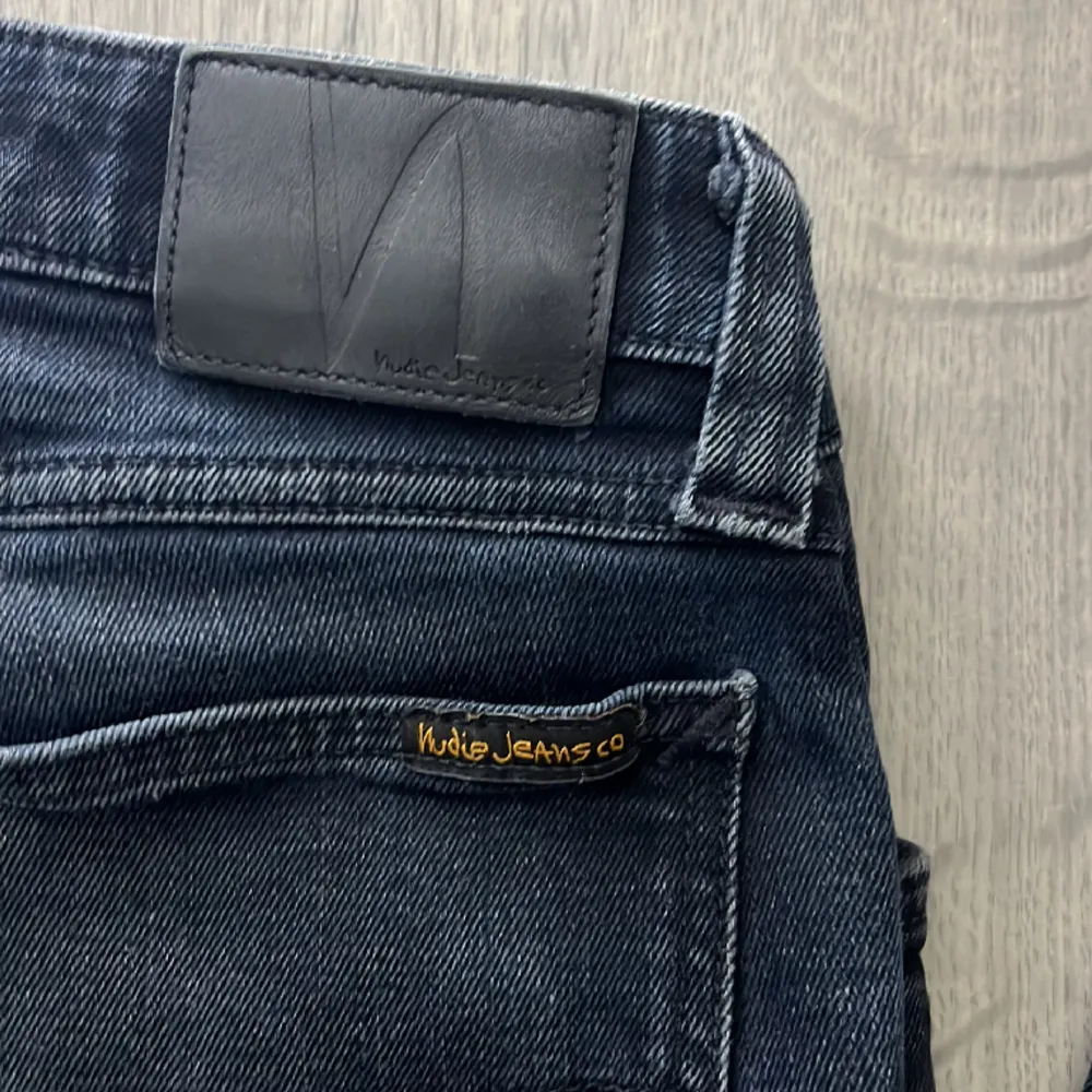 Svarah nudie jeans,ett litet hål vid fickan och rumpan men inget strörre problem,hör av dig!!!. Jeans & Byxor.