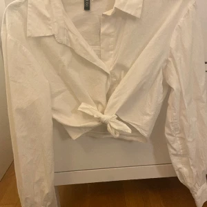 Croppad skjorta - Jättesöt croppad skjorta med knut/rosett! Perfekt att styla med och passar till både fest och vardag. Är i mycket gott skick, hör av dig vid intresse!💕☺️