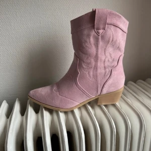 Stövletter  - Så snygga! Oandvända! Sköna!