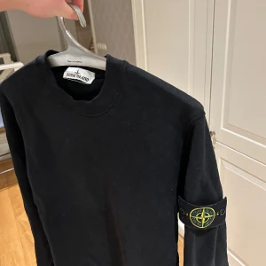 Stone Island Crewneck - Säljer nu denna, väldigt fint skick, sällan använd, size s, 800kr men annat pris kan diskuteras 