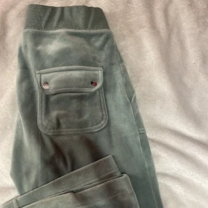 Juicy couture byxor - Säljer dessa pågrund av att dom kommer inte till användning.. Fett snygga e använda fåtal gånger ❤️