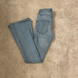 Utsvängda högmidjade jeans från lager 157, i bra skick och jag säljer då jag inte använder de. Skriv för mått💘