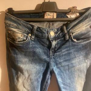 Snygga och trendiga LTB jeans i storlek 27/32! Kom privat om de är något ni undrar eller tryck på Köp nu!💓💓👏🏽 (tar emot bud vid snabb affär)