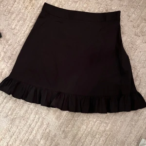 Kjol med volang  - Fint skick! Använd bara några gånger.