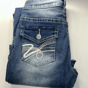 Jeans med fickor SHEIN mörkblå  - Säljer mina flare/bootcut jeans med fickor från SHEIN som är i fint skick och inga skador bara nopprat upp sömmen nere vid fötterna för att göra jeansen längre men man lägger inte märket till det, Säljer pga av att de är för korta på mig !
