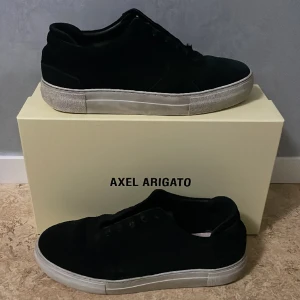 Mocka Arigatos - Säljer dessa Arigatos | bra skick | behover endast renas | perfekta för en varm sommardag ☀️ | nypris ≈ 2000kr | mitt pris 600kr  | skriv gärna för övriga frågor 😊| köparen står för frakten 📦