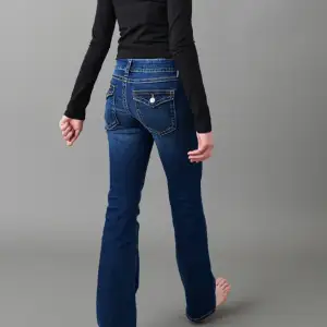 jättepopulära och fina jeans från Gina tricot i bra skick och storlek 32🪩💙 Jeansen har använd relativt mycket och är därför lite slitna på vissa ställen. Skriv gärna vid intresse av mer info eller fler bilder🪩 