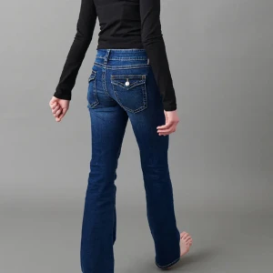 low waisted boot cut jeans🪩 - jättepopulära och fina jeans från Gina tricot i bra skick och storlek 32🪩💙 Jeansen har använd relativt mycket och är därför lite slitna på vissa ställen. Skriv gärna vid intresse av mer info eller fler bilder🪩 