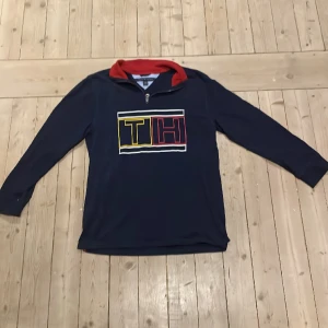 Tommy hilfiger Half zip - Riktigt snygg halfzip från Tommy Hilfiger. Skick 10/10  XL i barn vilket motsvarar XS-S i vuxen Ny pris 899kr