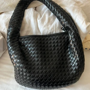 Svart väska - Svart väska från NAKD som liknar bottega veneta väskorna☺️