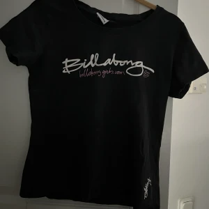 Svart t-shirt  - Jätte fin svart t-shirt med text på  Är i nyskick och inga defekter  Pris kan diskuteras  Strechigt tyg vilket gör att tröjan passar storlekar från s-m