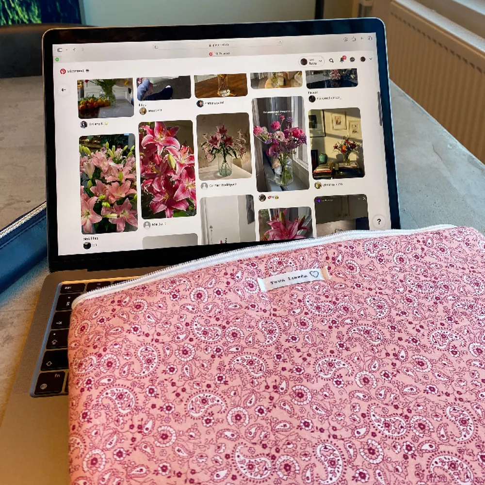 Datorfodral sytt efter MacBook Air i måtten 34x26 🩷 Säljer lite billigare då dragkedjan är något trög ibland, annars fungerar den perfekt!  Kika gärna in min Instagram för mer inspiration: tuvalinnea.se 🌷. Väskor.