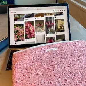 Datorfodral sytt efter MacBook Air i måtten 34x26 🩷 Säljer lite billigare då dragkedjan är något trög ibland, annars fungerar den perfekt!  Kika gärna in min Instagram för mer inspiration: tuvalinnea.se 🌷