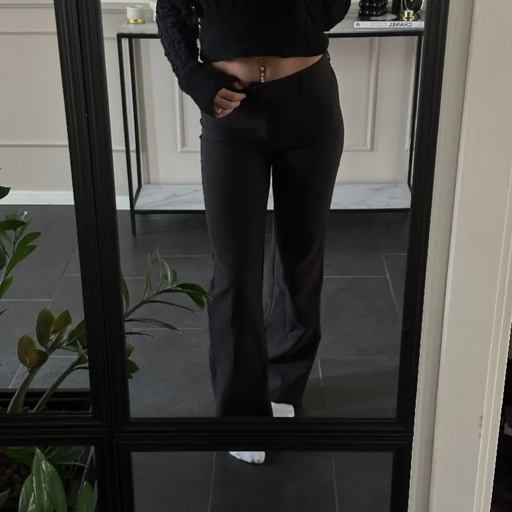 Low waist kostymbyxor från madlady i modellen Drew black. EU 34-Regular i storleken. Är 165cm lång, köpta för 650kr (aldrig använda) . Jeans & Byxor.