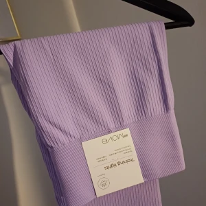 Nya träningstights  - Lavendel, stl M, alla lappar kvar frpn H&M move nypris 199:-