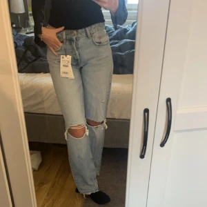 Jeans - Säljer dessa jeans från zara som är för små på mig🩷🥰