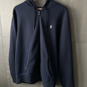 Ralph Lauren zip-hoodie - Hej!  Tröjan har jag haft i ca 1 år och den är använd relativt mycket. Men inget tecken på det. Köpt på Zalando!  Storlek: L Skick: 8/10