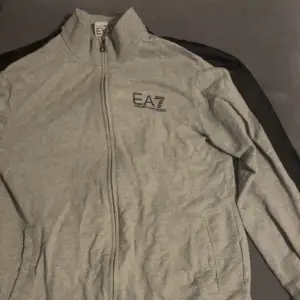 EA7/armani kofta, utan luva, storlek S, grå och svart, i bra skick 
