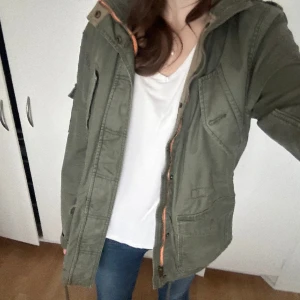 Militärgrön jacka - Kommer inte till användning. Fint skick bortsett från en defekt på ena armbågen som syns på sista bilden. Skriv för frågor!