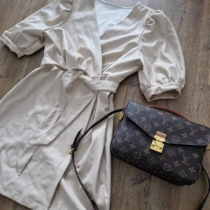 Skinnklänning  - Superfin skinnklänning. Pu-skinn. Beige. Strl s. Omlottskuren. Jättefin. 