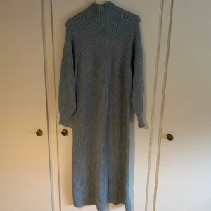 Stickad maxiklänning från Zara (oanvänd) - Såååå fin blå stickad klänning från Zara, aldrig använd 🦋