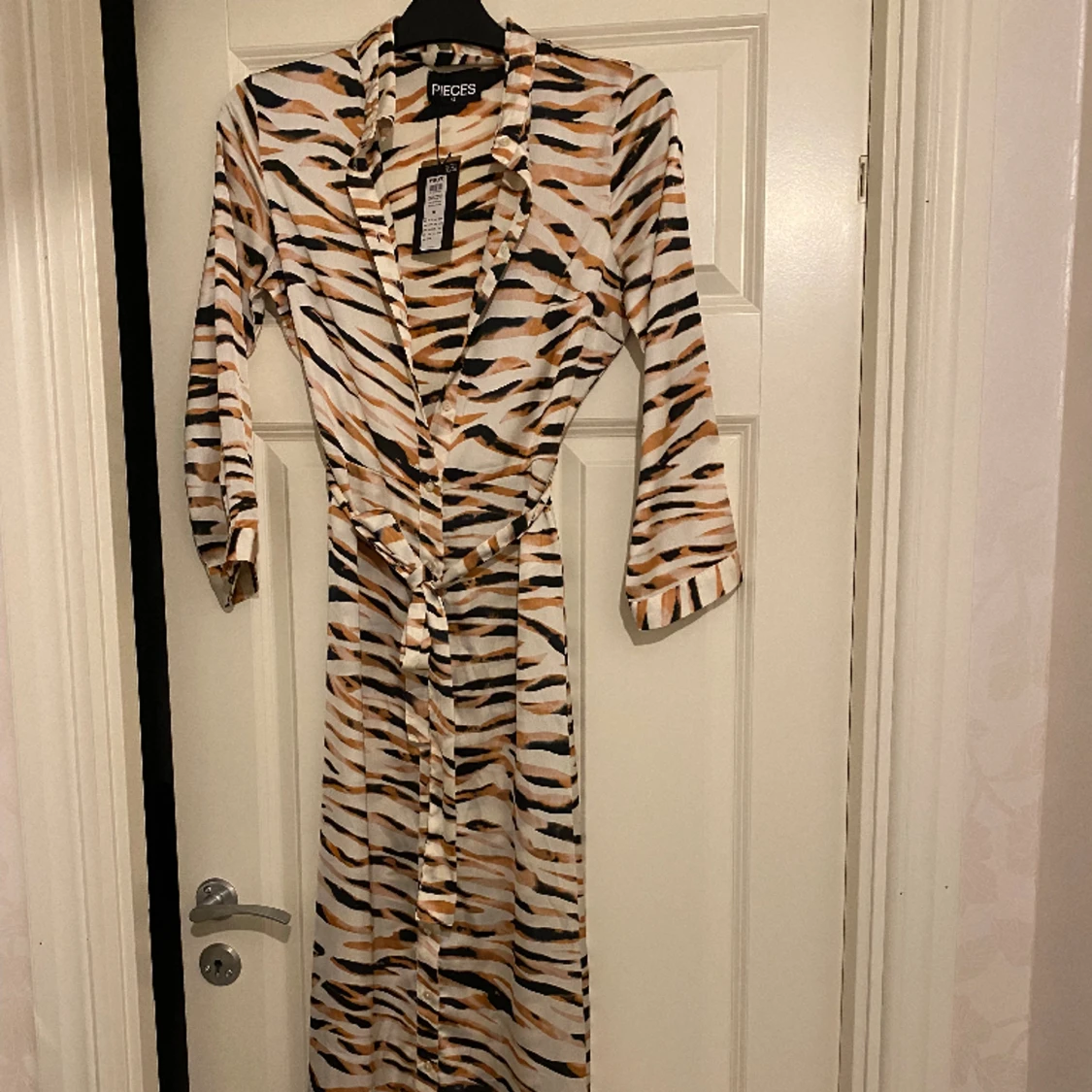 Pieces satinklänning - 90