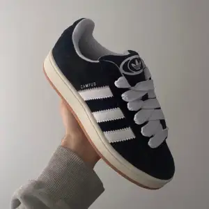 adidas campus skor använda fåtal gånger men frf lite slitage . Säljer då de inte va min stil så som jag tänkt. 1000kr storlek 40 