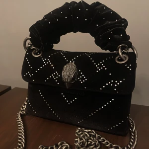 Kurt Geiger London Kensington Ruched Handle Velvet Mini Bag, Black - Säljer min kurt geiger väska. Modell ”Kurt Geiger London Kensington Ruched Handle Velvet Mini Bag, Black”. Sparsamt använd, inköpt på Zalando. Kan gå ner i pris vid snabb affär😊