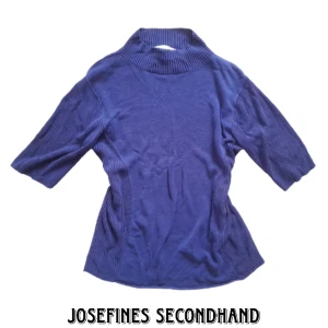 Lila polokrage tröja - Mörklila kortärmad polokrage tröja från Mortello. Är i bra kvalité, har randigt mönster på ryggen också. Använd gärna prisförslag/köp nu funktionen 