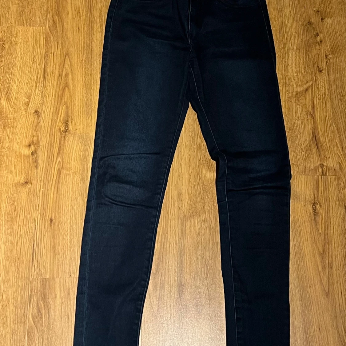 Ett par mörkblåa jeans från Levis , i modellen 720 High rise super skinny