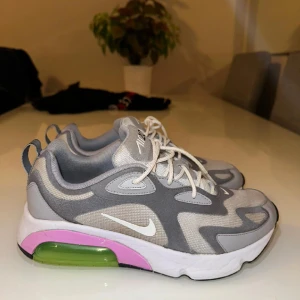 Air Max 200 - Riktigt fina Air Max 200. Som är i fint skick. Jag har kvittot. Nypris på dem är 1599kr, mitt pris är 620. Pris kan diskuteras!