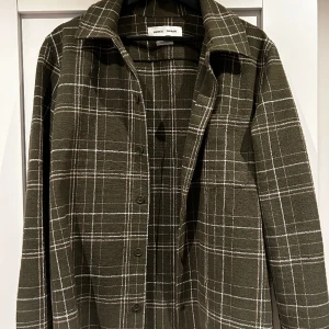Samsøe Samsøe overshirt - Samsøe overshirt helt oanvänd. Storlek M Köpt på Vallgatan 12 i Göteborg för 1500kr