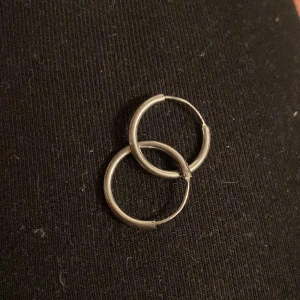 Örhängen - Typ 1 cm i diameter