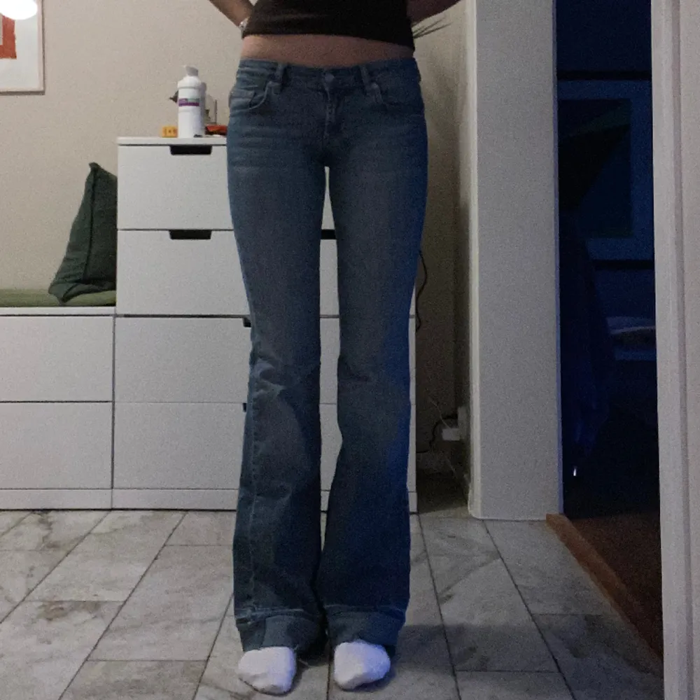 Ett par jättefina jeans med kronor på bakfickorna. Jag har sytt på lite extra längd längst ner på benen men det är nästan samma färg. Midjemåttet är 72cm och innerbenslängden är 82cm💕. Jeans & Byxor.