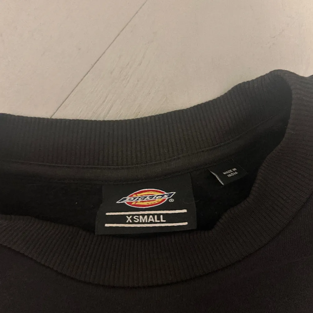 Säljer denna Dickies tröja eftersom den inte längre passar mig Storleken är X-small men den passar även en small. Tröjor & Koftor.