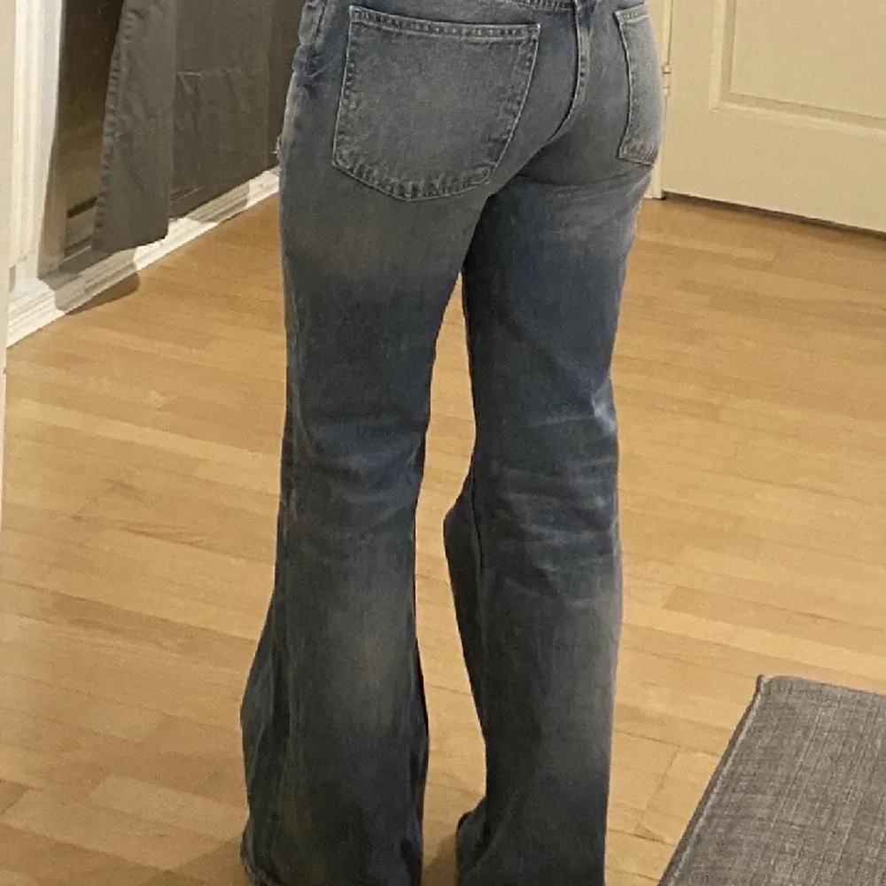 Supersnygga bootcut jeans från Zara, säljer vidare🤍. Storlek 36. Inga defekter🎀. Jeans & Byxor.